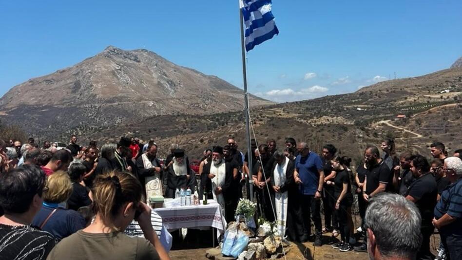 Ρίγη συγκίνησης στην Κρύα Βρύση: Τίμησαν τους δύο πυροσβέστες που χάθηκαν στο καθήκον 