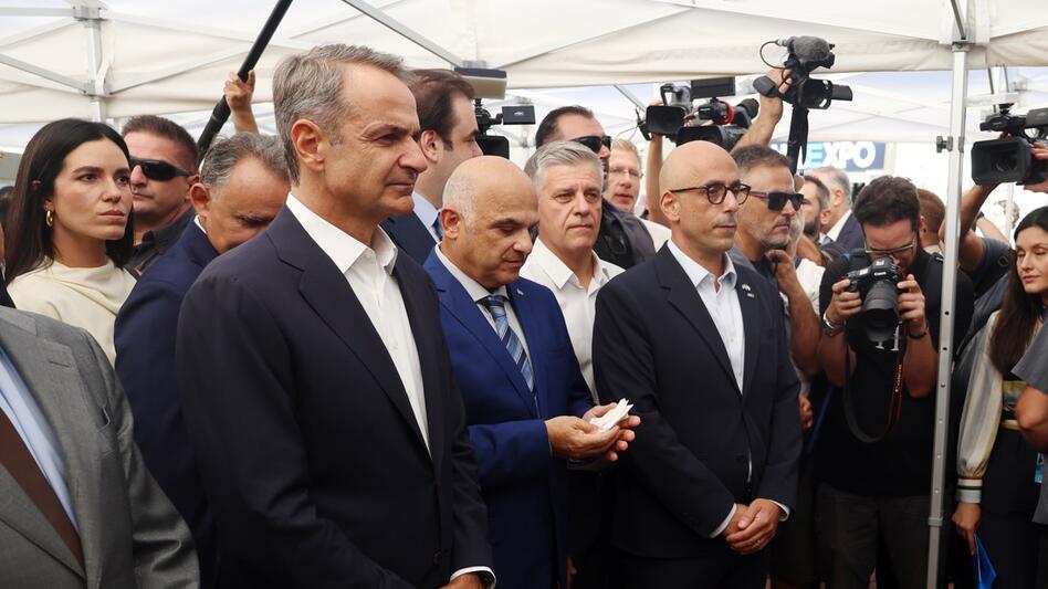 Η επίσκεψη Μητσοτάκη στα περίπτερα της 90ης ΔΕΘ, αυτήν την ώρα ο αγιασμός
