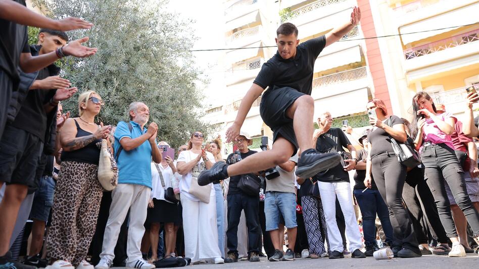 Γιώργος Μαζωνάκης: Με τραγούδια, λουλούδια και ζεϊμπέκικα το τελευταίο χειροκρότημα - Δείτε Live