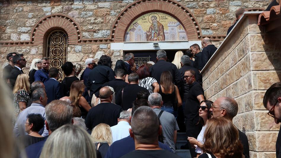 Γιώργος Μαζωνάκης: Με τραγούδια, λουλούδια και ζεϊμπέκικα το τελευταίο χειροκρότημα - Δείτε Live
