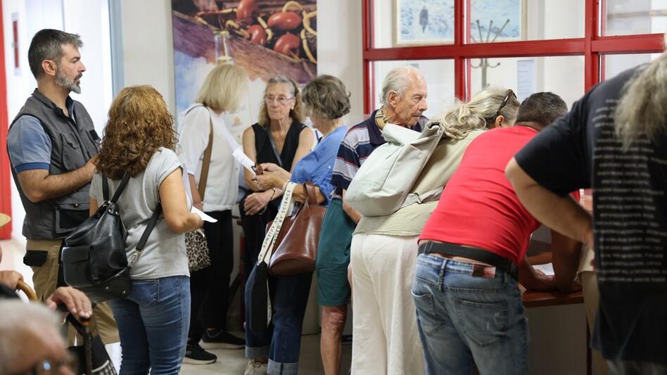 Επιδοτήσεις: "Σταγόνα στον ωκεανό" η 15ήμερη παράταση της ΑΑΔΕ - Αγωνία και συνωστισμός στα ΚΥΔ