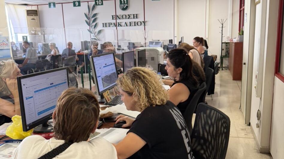 Αλαλούμ με την ενεργοποίηση δικαιωμάτων: Ουρές στα ΚΥΔ μετά το μήνυμα της ΑΑΔΕ 