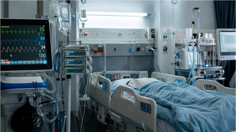 Με κρανιοεγκεφαλικές κακώσεις το αγοράκι που έπεσε στο κενό