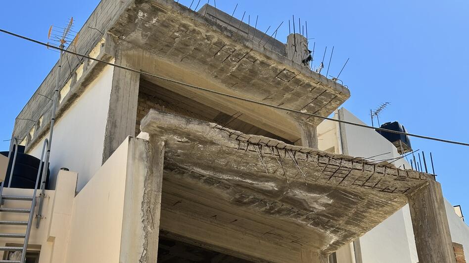 Αναστάτωση από μπαλκόνια που έπεσαν πάνω σε αυτοκίνητα - Προτεραιότητα η άρση επικινδυνότητας