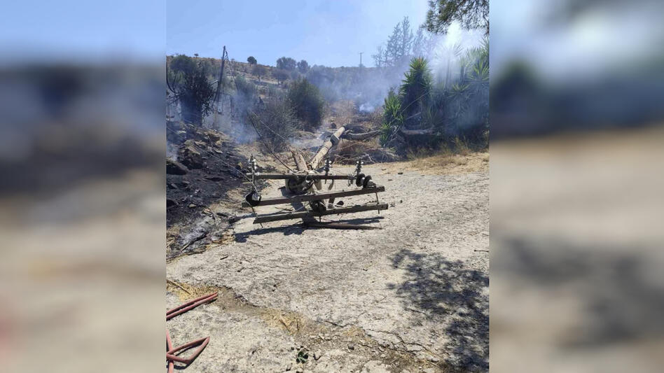 Μια φωτογραφία, χίλιες λέξεις: Ο παλιός στύλος της ΔΕΔΔΗΕ στην Πλώρα και η φωτιά που ξεκίνησε