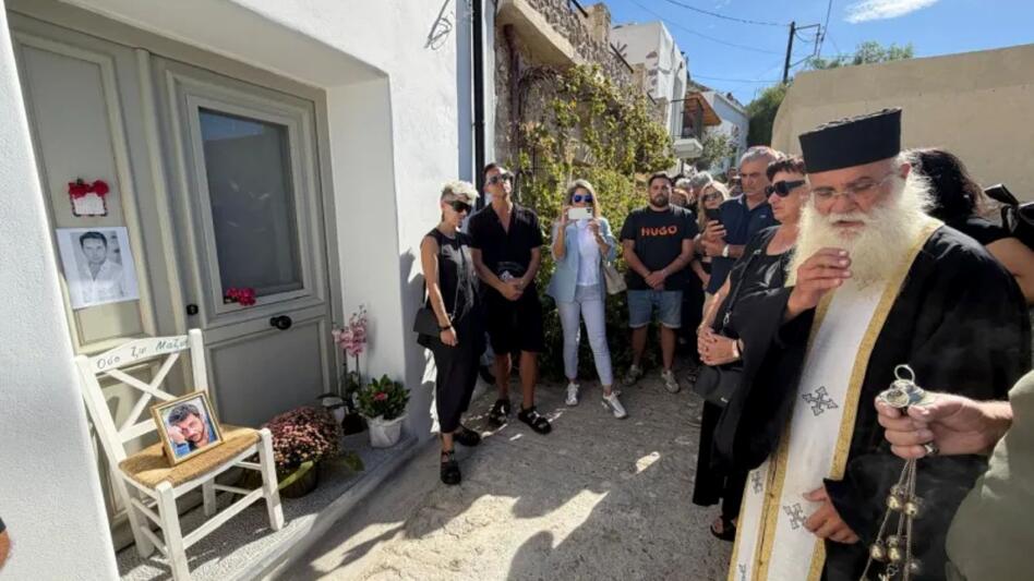 Γιώργος Μαζωνάκης: Μνημόσυνο και τρισάγιο έξω από το σπίτι του στους Πεύκους - Συγκίνηση στη Σητεία (Βίντεο)