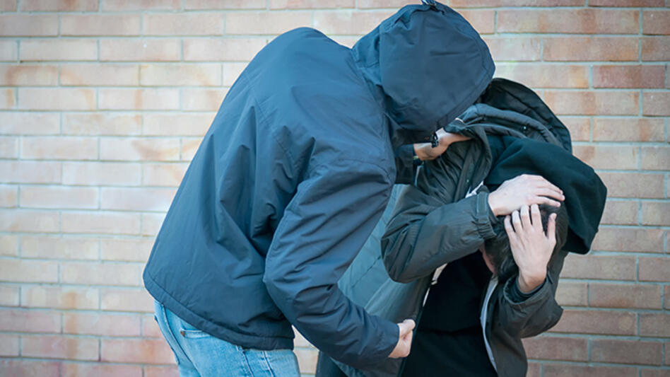 Ηράκλειο: Μπουνιές κάτω από το σπίτι του δέχθηκε 15χρονος-δύο συνομήλικοι οι δράστες