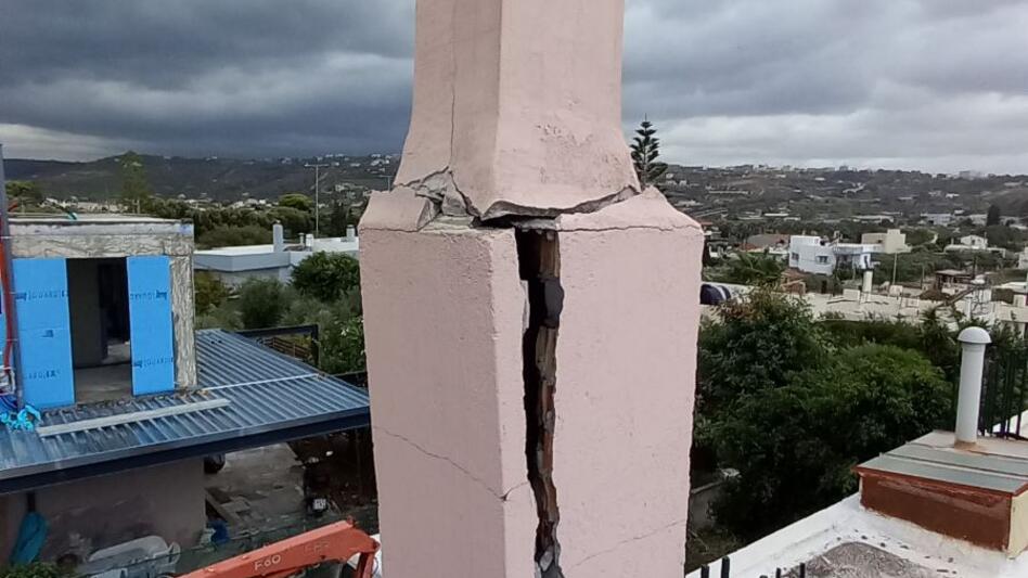 Τρόμος στον Καρτερό: Κεραυνός έσκισε στα δυο...καμινάδα! (φωτο) 