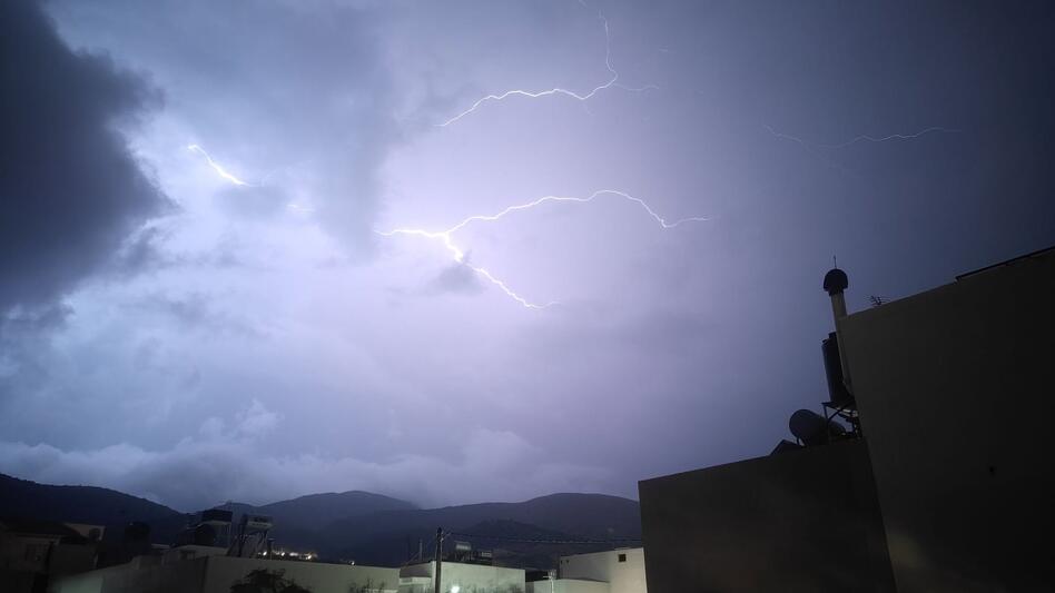 Κακοκαιρία - Κρήτη: Ραγδαία επιδείνωση με ισχυρές βροχές, καταιγίδες και "κόκκινο" συναγερμό 