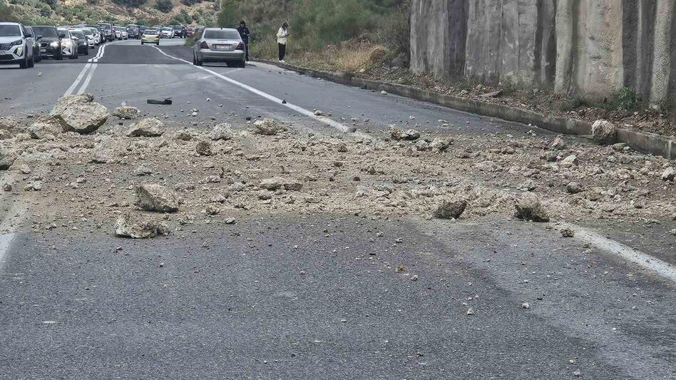 Κατολίσθηση στο δρόμο Ηρακλείου - Μοιρών - Έπεσαν βράχια στο οδόστρωμα (photos)