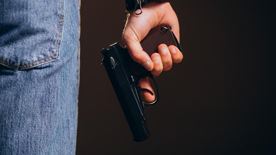 Μονοφάτσι: Μπαλώταρε το αυτοκίνητο του νονού του για ένα σύνορο 