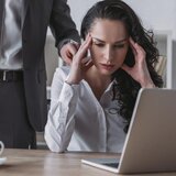 Πέφτουν θύματα σεξουαλικής παρενόχλησης στον χώρο εργασίας τους και δεν το καταγγέλλουν!