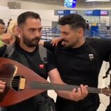 Ο Μιχάλης Κουνάλης τραγουδά "Παράλληλη Αγάπη" και κάνει το Τik Τok να... παραμιλά