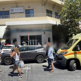 Αυτοκίνητο έπεσε σε βιτρίνα καταστήματος- Στο ΠΑΓΝΗ ο 32χρονος οδηγός (photos)