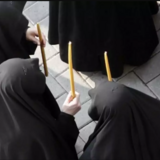 Υποδύονται τις καλόγριες και ενοχλούν τους περαστικούς