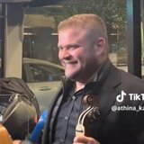 Viral ο Κρητικός λυράρης που έστησε γλέντι σε λεωφορείο στην Αθήνα!