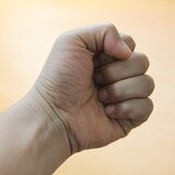 Ηράκλειο: Ξυλοκόπησε ανήλικο έξω από σχολείο επειδή τον καθυστερούσε!