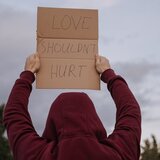 Πάνω από 15.000 γυναίκες έχουν πέσει θύματα ενδοοικογενειακής βίας το πρώτο 10μηνο του 2024