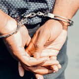 Παραδόθηκε 64χρονος που κατηγορείται ότι ασέλγησε σε βάρος δίδυμων ΑμεΑ στην Κυψέλη