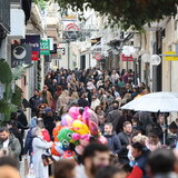 Κορυφώνεται η κίνηση στην εορταστική αγορά - Πότε θα λειτουργήσουν ξανά τα καταστήματα 
