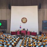 Χάος στη Νότια Κορέα: Πλήθος έξω από το κοινοβούλιο, ενώ ελικόπτερα κάνουν κύκλους από πάνω