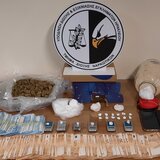 Ηράκλειο: η γκαρσονιέρα ήταν «επιπλωμένη» με κόκα, κάνναβη και χιλιάδες ευρώ 