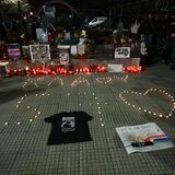 Τέμπη: Συγκίνηση στη Λάρισα καθώς το ρολόι έδειχνε 23:21 - Σχημάτισαν με κεριά τον αριθμό «57» και το όνομα της Κλαούντια