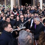 «Άστρα μη με μαλώνετε» που τραγουδώ με δάκρυα στα μάτια