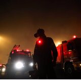 Άγιος Θωμάς: "Έπιασαν" τη φωτιά οι πυροσβέστες - Ολονύχτια η επιφυλακή