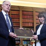 Το δώρο του Κ. Τασούλα στην Κ. Σακελλαροπούλου