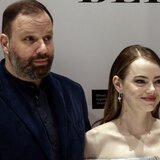 Γιώργος Λάνθιμος: Το πρώτο τρέιλερ της νέας του ταινίας «Bugonia»