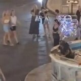 Σάλος με περιστατικό στη Ρόδο: Νεαρός σπρώχνει ηλικιωμένο άστεγο στο συντριβάνι για... πλάκα