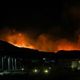 Φωτιά "τέρας" στην Ιεράπετρα - Ανοίγουν δρόμους στο βουνό για να μην "κατέβει" η φωτιά στην παραλία!