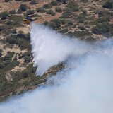 Ιεράπετρα: Συνεχής η μάχη με τις αναζωπυρώσεις και τους ισχυρούς ανέμους