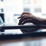 Βόλος: Νέα τροπή στην υπόθεση παιδικής πορνογραφίας - Κατηγορείται και για αιμομιξία η μητέρα της ανήλικης