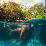 Παρενόχλησε στην πισίνα 12χρονη και του έριξε αγκωνιά