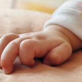 Διασωληνωμένο μωρό ενός έτους στη ΜΕΘ Παίδων του ΠΑΓΝΗ- Έπεσε από το μπαλκόνι!