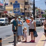 Περιμένουν το λεωφορείο μέσα στο λιοπύρι – Άλλαξε η στάση, δεν υπάρχει σκέπαστρο!