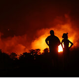 Πύρινος εφιάλτης από την Κερατέα ως την Ανάβυσσο - Ένας νεκρός, καμένα σπίτια, μπαράζ εκκενώσεων