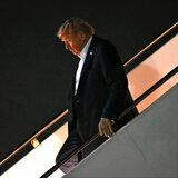 Επέστρεψε ο Τραμπ στην Ουάσινγκτον - Χωρίς γραβάτα και με σκυμμένο κεφάλι κατέβηκε από το Air Force One, δείτε βίντεο