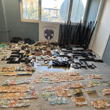 Εγκληματική οργάνωση: Ένα ολόκληρο δωμάτιο γεμάτο ναρκωτικά, χρήματα και όπλα