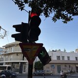 Φανάρια σε "αποσύνθεση": Σαπισμένα, σπασμένα και επικίνδυνα στην πόλη 