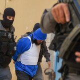 Φονικό στο Έλος: Υπό δρακόντεια μέτρα ασφάλειας στον εισαγγελέα ο 23χρονος - Απολογείται το Σάββατο - Βίντεο και φωτογραφίες