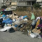 Τραγική εδώ και μήνες η κατάσταση με τα σκουπίδια στην οδό Βασίλη Ρώτα
