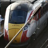 Βρετανία – Επίθεση με μαχαίρι σε τρένο: Αγνωστος στην αντιτρομοκρατική ο ύποπτος