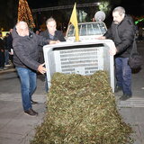 Στην Περιφέρεια Κρήτης οι αγρότες: Πέταξαν φύλλα ελιάς στην πλατεία Ελευθερίας