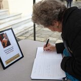 Συγκίνηση στην κηδεία του Γιάννη Ξυλούρη - Πλήθος κόσμου τον αποχαιρέτησε