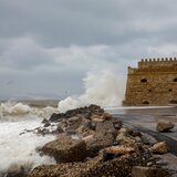Στο έλεος των θυελλωδών ανέμων η Κρήτη – Βροχές και χαλάζι τα ξημερώματα