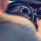 Αδιανόητο: 30χρονος κατηγορείται ότι παρέσυρε εσκεμμένα την σύζυγο του με το αυτοκίνητο, ενώ είχε μέσα τα ανήλικα παιδιά τους