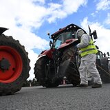 Φτάνουν στο Σύνταγμα τα τρακτέρ: Κλειστοί δρόμοι στο κέντρο για το συλλαλητήριο